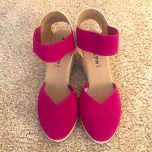 Never worn platform Anne Klein fuchsia closed toe espadrille size 9